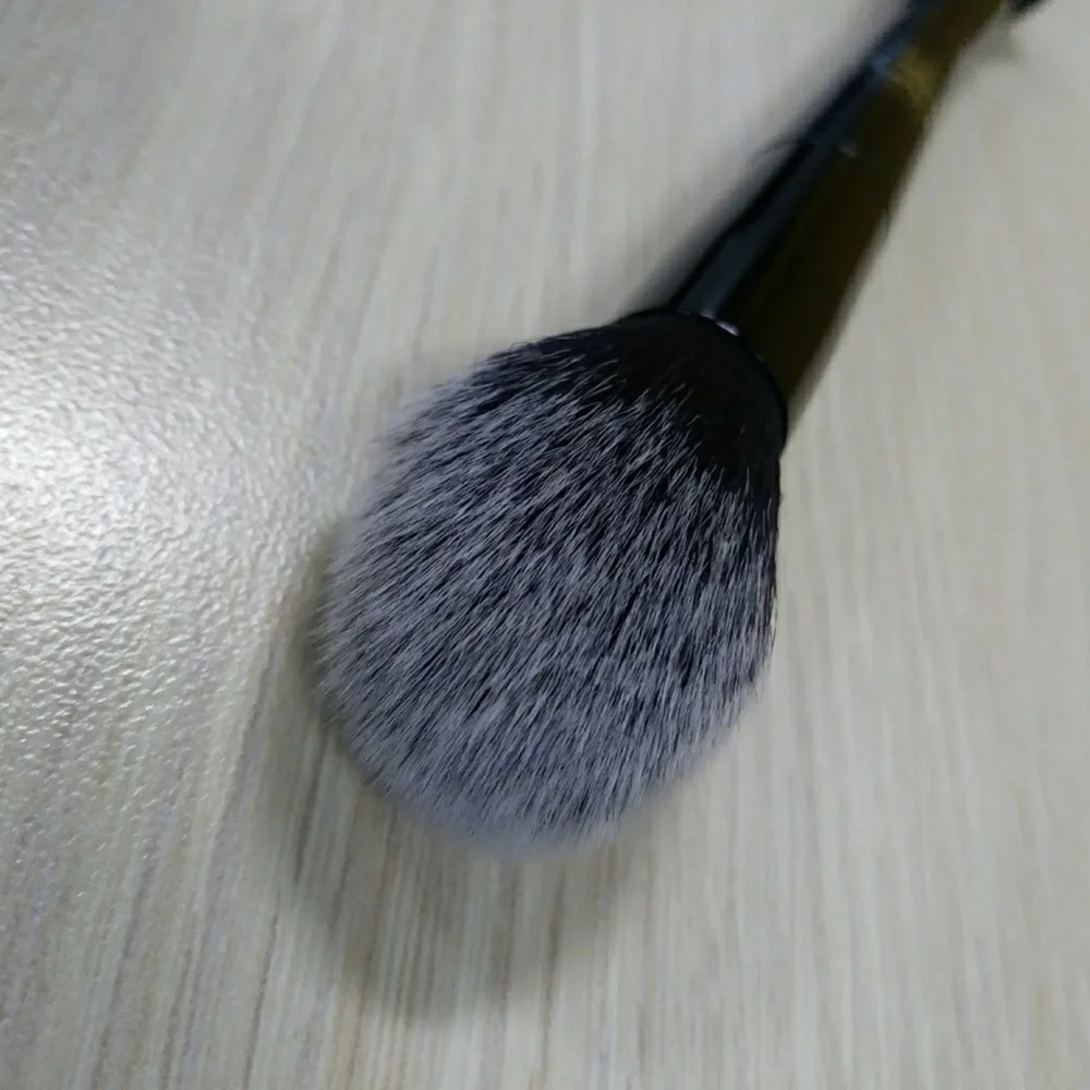 Kat Von D Shade + Light Face Contour Brush